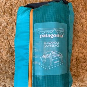 Patagonia Black Hole Duffle 90L - teal with orange details